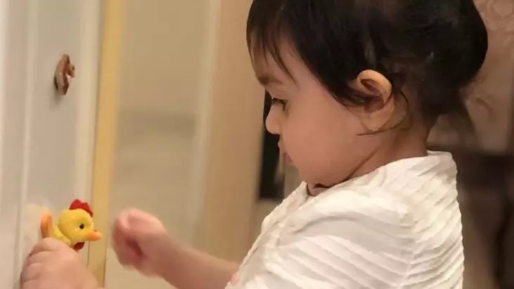 راه حل‌هایی برای بازداشتن کودک از پرت کردن اشیا